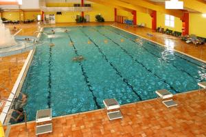 Bazén v ubytovaní Sporthotel Neuruppin alebo v jeho blízkosti