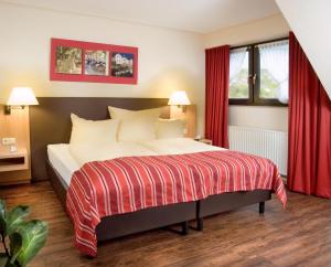 Un pat sau paturi într-o cameră la Hotel Hauer