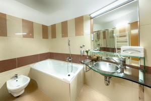 Kúpeľňa v ubytovaní MenDan Magic Spa & Wellness Hotel