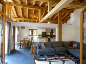 uma sala de estar com um sofá e uma cozinha em Chalet Marmotte 1 em Morzine