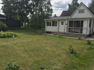 a small white house with a yard at Villa Nybro in Nybro