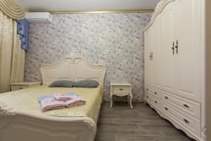 アストラハンにあるApartments Lux pl.Lenina 12/1のベッドルーム(白いベッド1台、ドレッサー付)