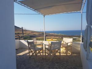 un patio con sillas y una mesa con vistas al océano en Villa Mantalena, en Skiros