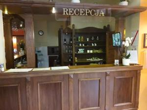 un bar in un negozio con un cartello che dice "regreccci" di Hotel Halny a Karpacz