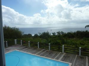 - une piscine avec vue sur l'océan dans l'établissement La Pointe au Corail, à Sainte-Rose