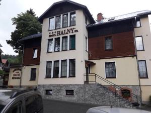 un edificio blanco con un cartel. en Hotel Halny, en Karpacz