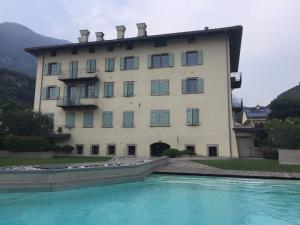 Bazén v ubytování Casa Vacanza Ex Pretura Vallelaghi nebo v jeho okolí