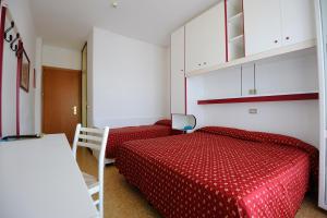Un pat sau paturi într-o cameră la Hotel Jadran