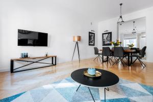 Televízia a/alebo spoločenská miestnosť v ubytovaní Szpitalna 20 Apartment 3