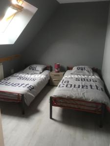 - une chambre avec 2 lits jumeaux et une lucarne dans l'établissement Gite des Perrieres, à Saint-Pierre-le-Moûtier