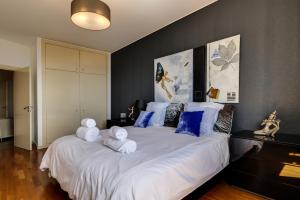 リベイラ・ブラーヴァにあるRocha Mar 3Mのベッドルーム1室(大きな白いベッド1台、タオル付)