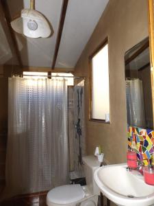 y baño con aseo y lavamanos. en Cabaña Canto del Viento, 4 personas, en Horcón