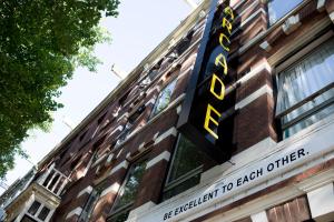 una señal en el lateral de un edificio en The Arcade Hotel Amsterdam, en Ámsterdam