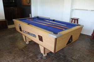 una mesa de ping pong en una habitación en Dumela Margate Flat No 22, en Margate