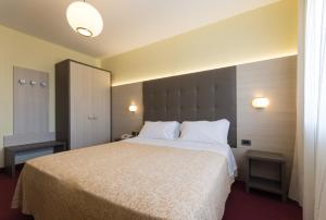 سرير أو أسرّة في غرفة في Park Hotel Ristorante Ca' Bianca