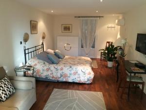 a bedroom with a bed and a living room at Villa atmosphère à l'ile verte in Grenoble