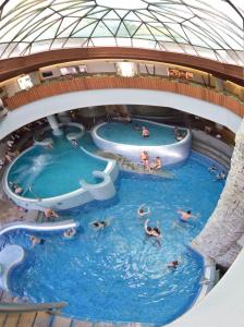 Bazén v ubytovaní MenDan Magic Spa & Wellness Hotel alebo v jeho blízkosti