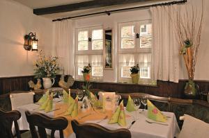 ein Esszimmer mit einem Tisch und gelben Servietten in der Unterkunft Gasthaus Kupfer in Stolberg i. Harz