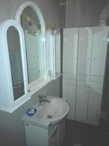 a bathroom with a sink and a mirror at Apartamenty w Karkonoszach in Miłków