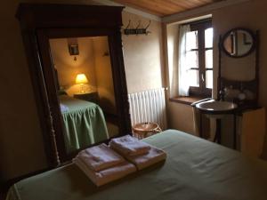 um quarto com duas toalhas numa cama em frente a um espelho em Pla de Moixons em Oristá