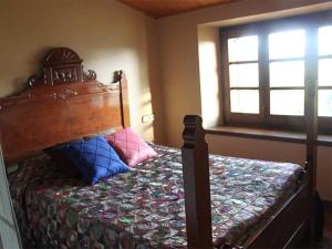 1 dormitorio con 1 cama con 2 almohadas en Pla de Moixons, en Oristà