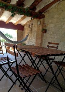 Casa Miret في Vallvert de Queralt: طاولة خشبية وكرسيين في الغرفة