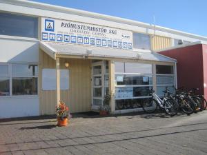 um edifício com bicicletas estacionadas em frente em Höfn Cottages em Höfn