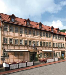 un gran edificio bronceado con techo rojo en Hotel Zum Kanzler, en Stolberg im Harz