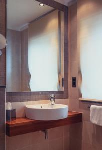 A bathroom at The Caleta Hotel Self-Catering Apartments