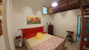 1 dormitorio con 1 cama con cabecero rojo en Antica Residenza Estiva, en Sannicola