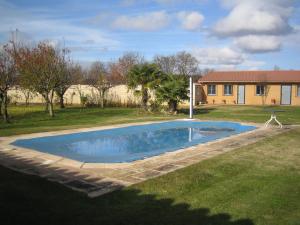 Vega de Infanzones的住宿－Casa Constanza，一座带房子的庭院内的游泳池