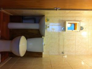 bagno con doccia e porta in vetro di Aberdeen Guest House a Ilford