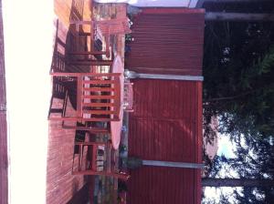 伊爾福德的住宿－亞伯丁旅館，红色的木栅栏,有红色的门