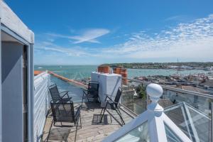 A balcony or terrace at Cliffhanger 18 Castle Road 