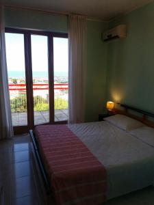 A bed or beds in a room at Hotel San Giacomo