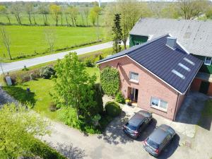 an overhead view of a house with two cars parked in front at Lindenblüte in Eggstedt