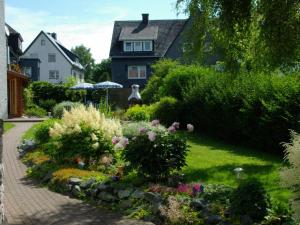 ヴィリンゲンにあるHaus Elsholz Usseln FeWo Birkeの花の家の前の庭