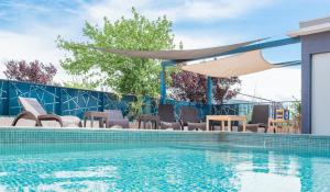Bazén v ubytování Sure Hotel by Best Western Beziers Le Monestie nebo v jeho okolí