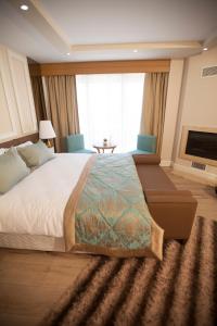 アグヴァにあるThe Escape Hotelの大きなベッドと窓付きの広いベッドルームが備わります。