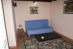 カステッランマーレ・デル・ゴルフォにあるNadirのリビングルーム(青いソファ、テーブル付)
