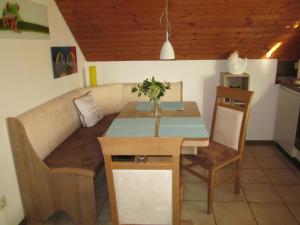 ein Esszimmer mit einem Tisch und Stühlen in der Unterkunft Privatunterkunft Schonlau in Oberasbach