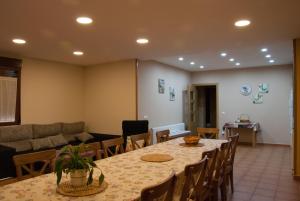- une salle à manger avec une table et un canapé dans l'établissement Tradicion Rural SL, à Nieva