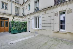 صورة لـ Pick a Flat's Apartment in Montmartre - Rue des Martyrs studio في باريس
