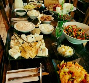 une table recouverte de beaucoup de différents types de nourriture dans l'établissement Pundak guesthouse, à Moshav Ramot