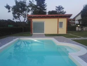 The swimming pool at or close to Villa leonia