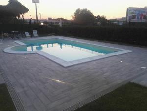 The swimming pool at or close to Villa leonia