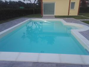 The swimming pool at or close to Villa leonia