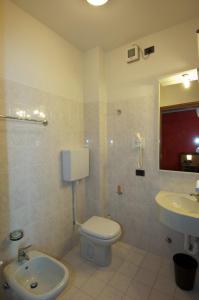 La salle de bains est pourvue de toilettes et d'un lavabo. dans l'établissement Hotel Residence Ducale, à Porto Mantovano