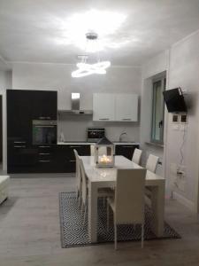 ヴェローナにあるArcadiaのキッチン、ダイニングルーム(白いテーブル、椅子付)