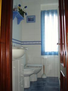 y baño con lavabo y aseo. en Manuel Cortina 11, en Villaviciosa